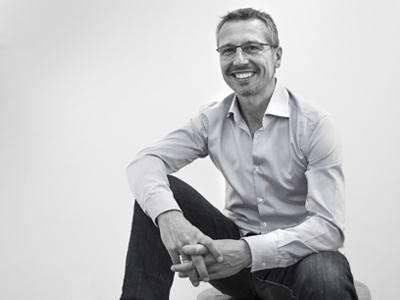 Dr. med. Jörg Speer sitting - Image